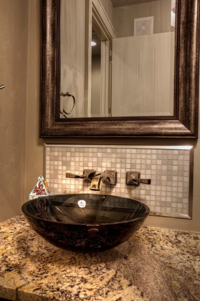 Idee per un bagno di servizio rustico con piastrelle grigie, piastrelle a mosaico, lavabo a bacinella, top in granito e top multicolore
