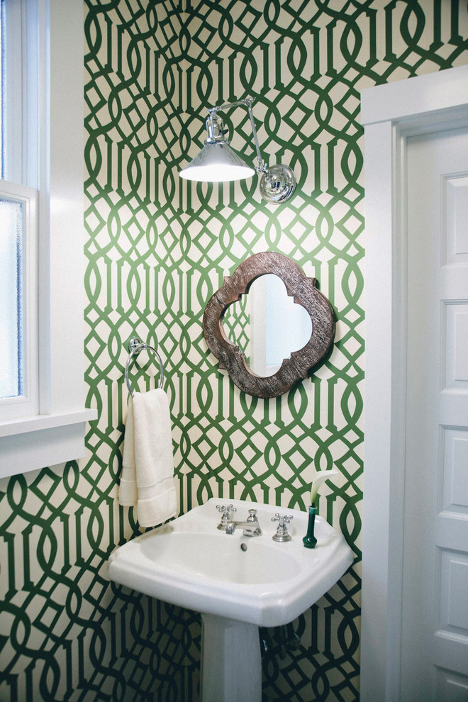 Foto på ett litet vintage toalett, med ett piedestal handfat och gröna väggar