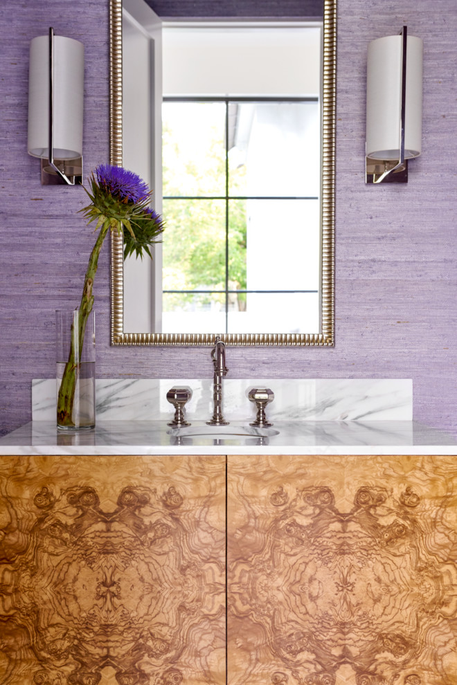 Diseño de aseo clásico renovado con paredes púrpuras y lavabo bajoencimera