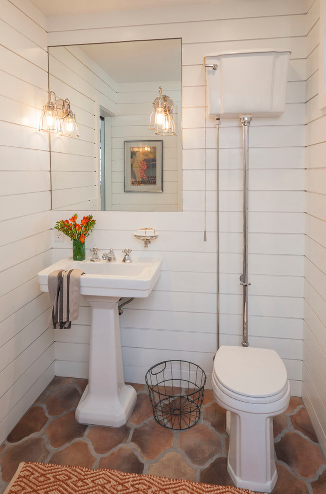 Exempel på ett medelhavsstil toalett, med klinkergolv i terrakotta och brunt golv