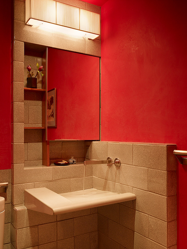 Idee per un piccolo bagno di servizio design con lavabo integrato, top in cemento, piastrelle beige, piastrelle in ceramica e pareti rosse