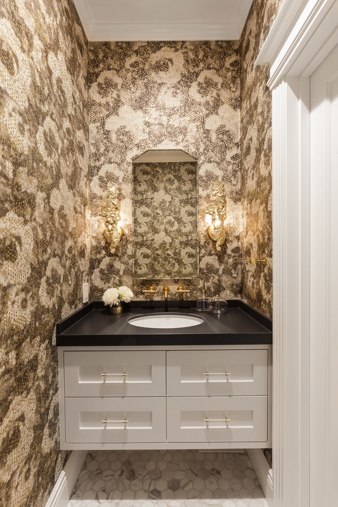 Foto di un piccolo bagno di servizio chic con ante bianche, pareti multicolore, WC monopezzo, pavimento in marmo e lavabo sottopiano
