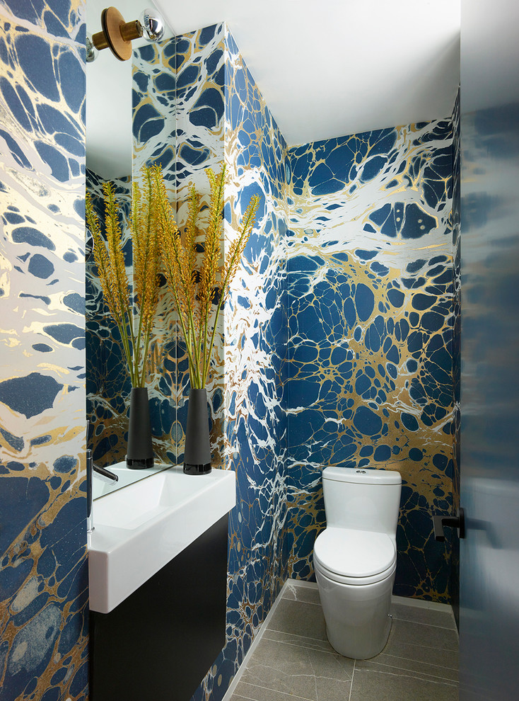 Foto di un bagno di servizio design con ante lisce, ante nere, WC monopezzo, pareti multicolore, lavabo a consolle e pavimento grigio