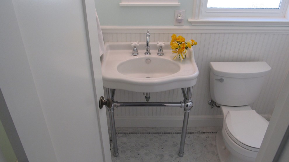 Ispirazione per un piccolo bagno di servizio costiero con WC a due pezzi e lavabo a consolle