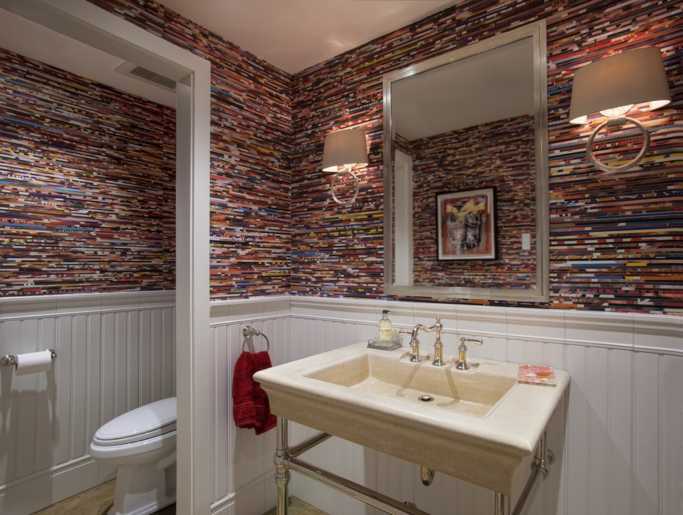 サンディエゴにあるラグジュアリーなトラディショナルスタイルのおしゃれなトイレ・洗面所 (コンソール型シンク、マルチカラーの壁) の写真