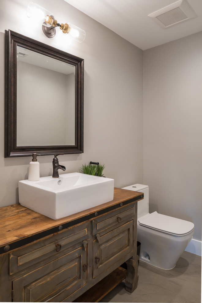 Mittelgroße Moderne Gästetoilette mit verzierten Schränken, Schränken im Used-Look und Waschtisch aus Holz in Orange County