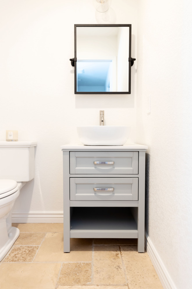 Cette photo montre un petit WC et toilettes nature avec un placard à porte shaker, un sol en terrazzo, un sol beige, des portes de placard grises, WC séparés, un carrelage blanc, un mur blanc, une vasque, un plan de toilette en quartz modifié, un plan de toilette blanc et meuble-lavabo sur pied.