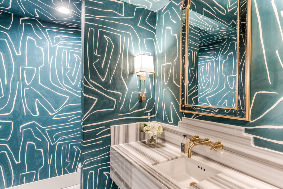 На фото: большой туалет в стиле неоклассика (современная классика) с синими стенами, врезной раковиной и серой столешницей