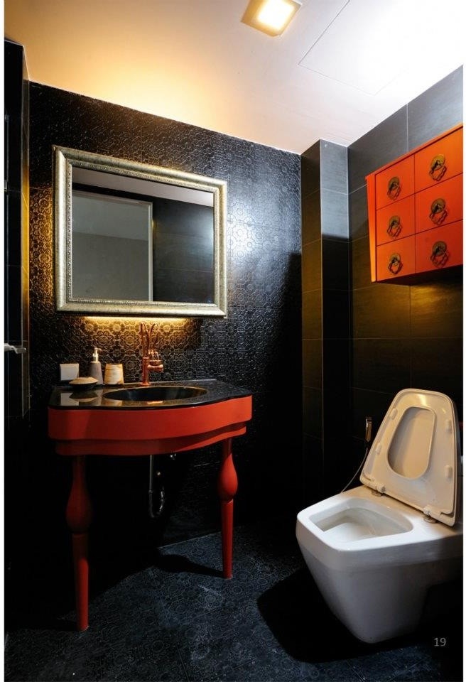 ニューヨークにあるお手頃価格の小さなエクレクティックスタイルのおしゃれなトイレ・洗面所 (家具調キャビネット、赤いキャビネット、一体型トイレ	、黒いタイル、磁器タイル、黒い壁、磁器タイルの床、一体型シンク、人工大理石カウンター、黒い床) の写真