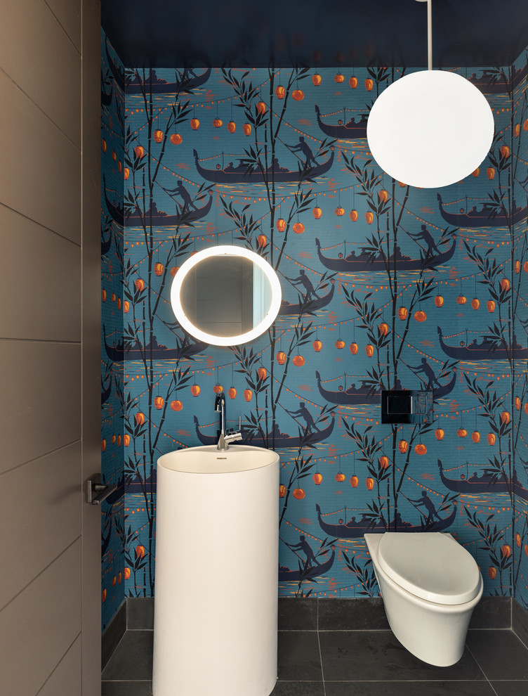 Bild på ett orientaliskt toalett, med flerfärgade väggar, ett piedestal handfat och grått golv