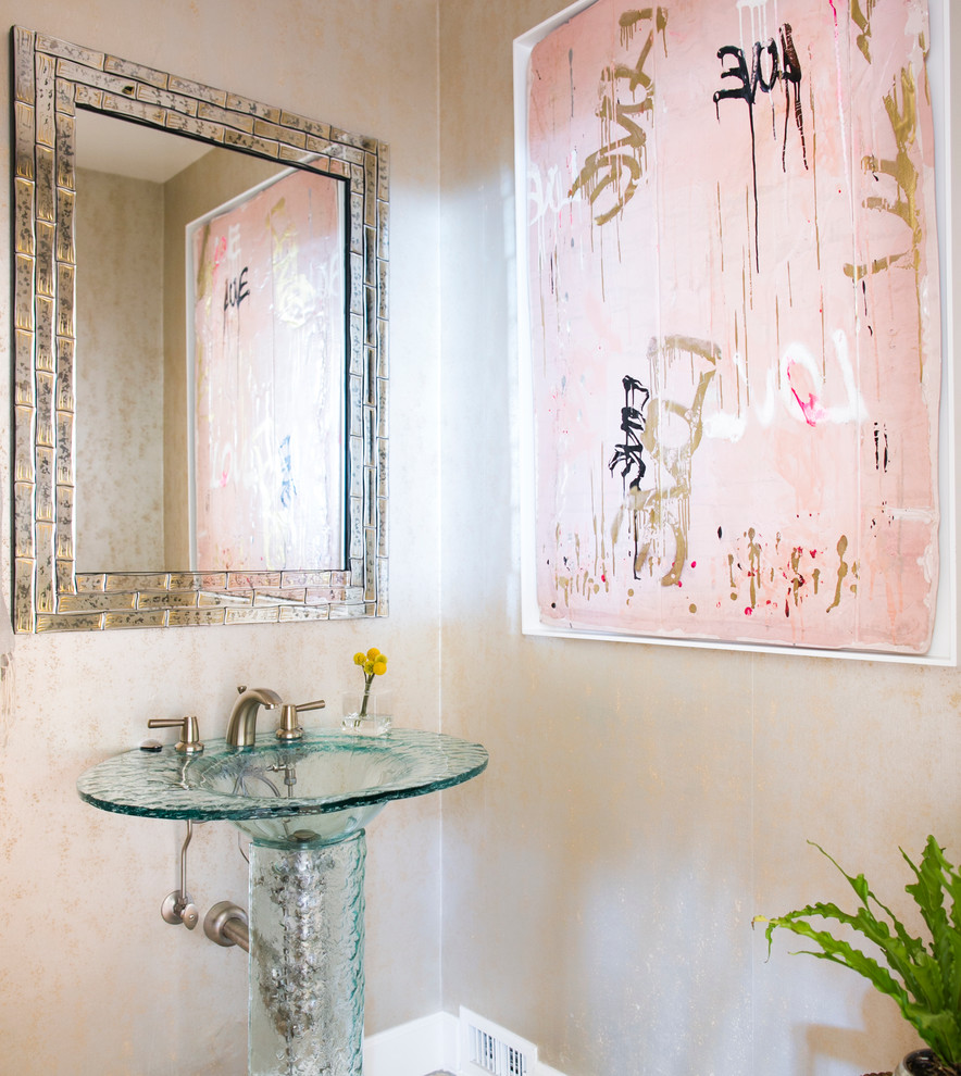 Immagine di un piccolo bagno di servizio contemporaneo con pareti beige e lavabo a colonna