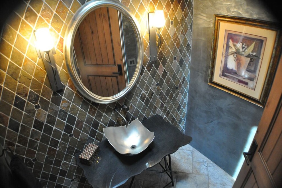 Imagen de aseo contemporáneo pequeño con lavabo sobreencimera, armarios tipo mueble, paredes grises, suelo de baldosas de porcelana y suelo beige