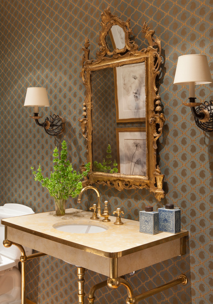 Inredning av ett medelhavsstil stort toalett, med ett undermonterad handfat, grå väggar, luckor med infälld panel, skåp i mellenmörkt trä, mosaik och granitbänkskiva