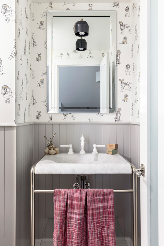 Foto de aseo campestre con paredes grises y lavabo tipo consola