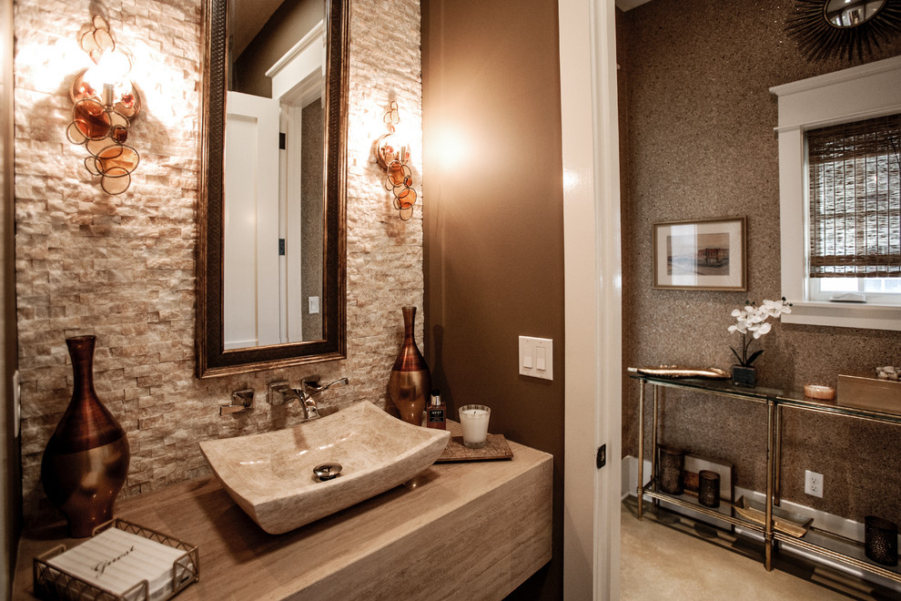 Kleine Gästetoilette mit brauner Wandfarbe, Betonboden, Trogwaschbecken, Granit-Waschbecken/Waschtisch und beigem Boden in Sonstige
