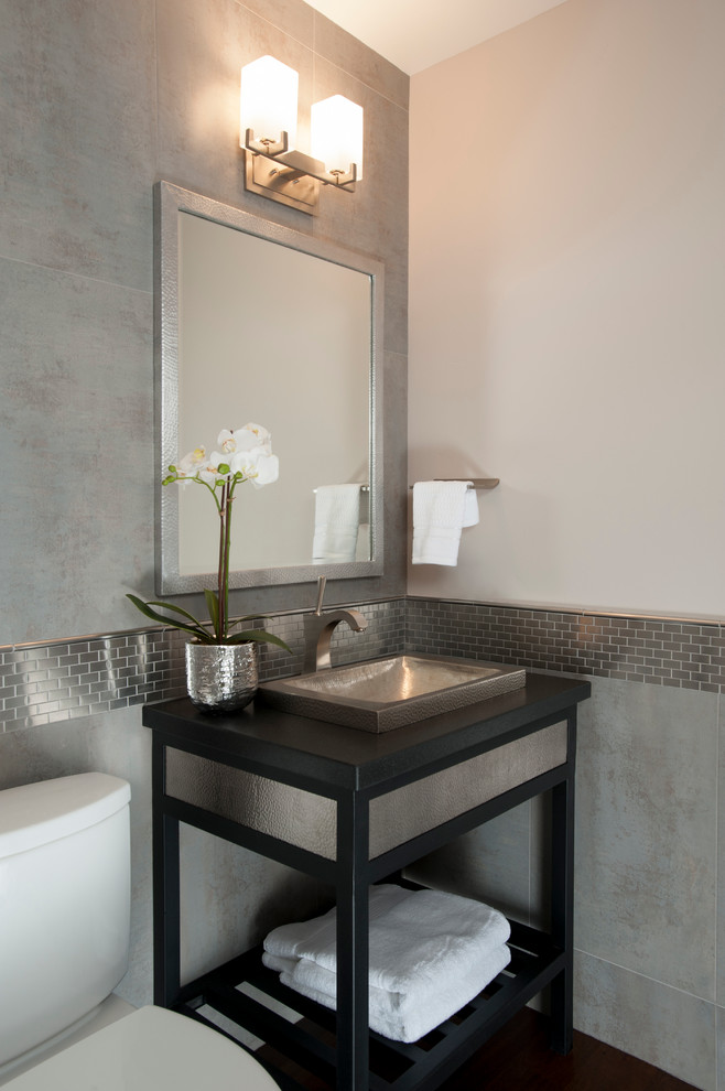 Идея дизайна: туалет в стиле модернизм с серыми стенами, накладной раковиной и серой плиткой