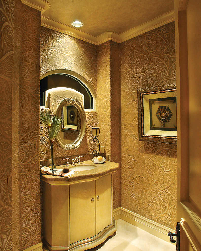Esempio di un bagno di servizio mediterraneo di medie dimensioni con lavabo sottopiano, consolle stile comò, ante beige, top in superficie solida, WC monopezzo e pavimento in marmo