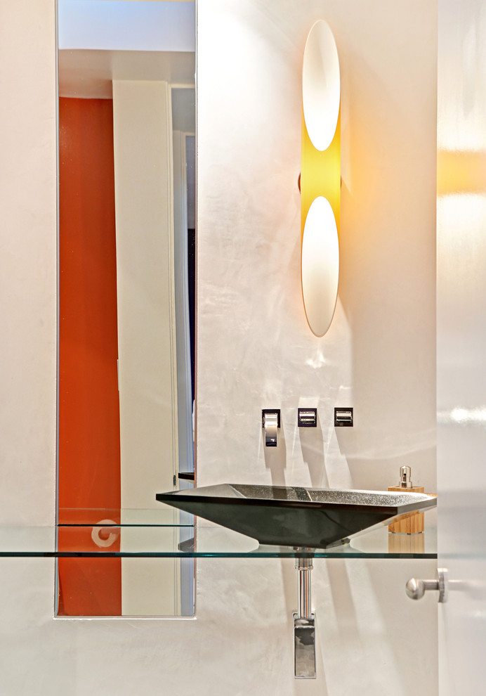 Diseño de aseo moderno grande con lavabo sobreencimera, encimera de vidrio, baldosas y/o azulejos blancos y paredes blancas
