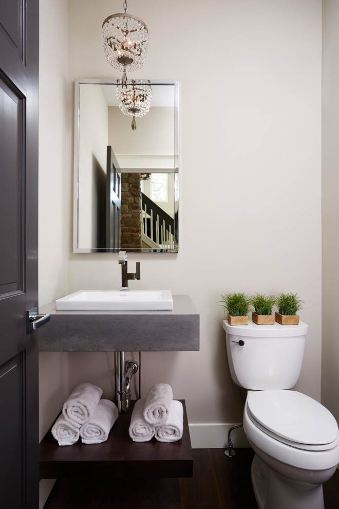 Idée de décoration pour un petit WC et toilettes tradition avec WC séparés, un mur gris, parquet foncé, un lavabo posé, un plan de toilette en béton et un sol marron.