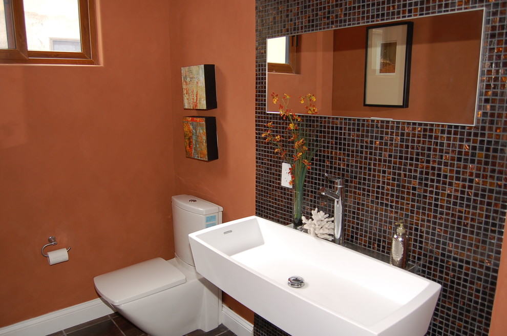 Свежая идея для дизайна: маленький туалет в современном стиле с красной плиткой, красными стенами и раковиной с несколькими смесителями для на участке и в саду - отличное фото интерьера