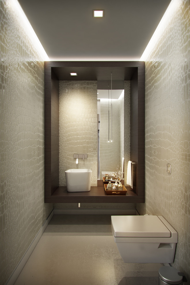 Пример оригинального дизайна: туалет среднего размера в современном стиле с коричневыми фасадами, инсталляцией, бежевой плиткой, керамической плиткой, бежевыми стенами, бетонным полом, настольной раковиной, столешницей из дерева и бежевым полом