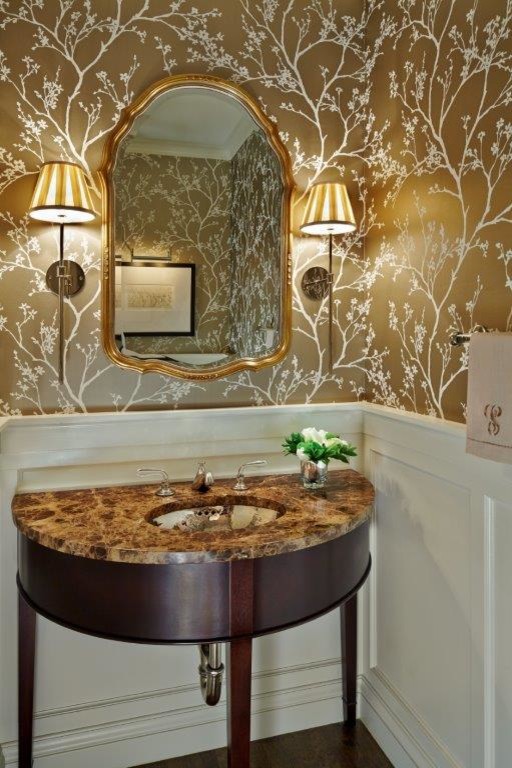 Mittelgroße Moderne Gästetoilette mit gelber Wandfarbe, dunklem Holzboden, Unterbauwaschbecken, Marmor-Waschbecken/Waschtisch und braunem Boden in Chicago