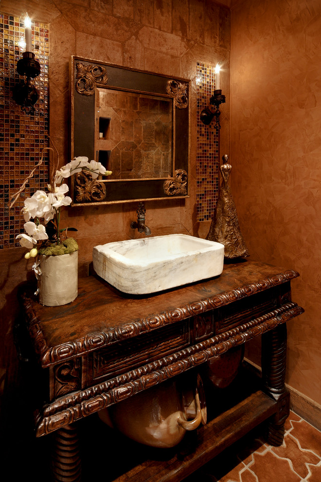 フェニックスにある地中海スタイルのおしゃれなトイレ・洗面所の写真