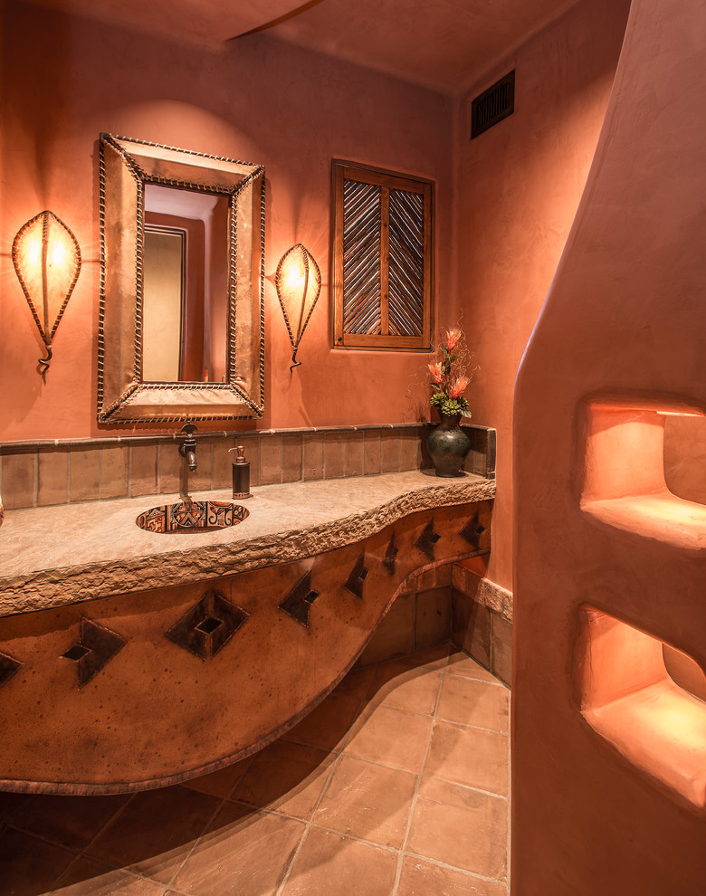 Mittelgroße Mediterrane Gästetoilette mit Porzellanfliesen, oranger Wandfarbe, Terrakottaboden und Granit-Waschbecken/Waschtisch in Phoenix