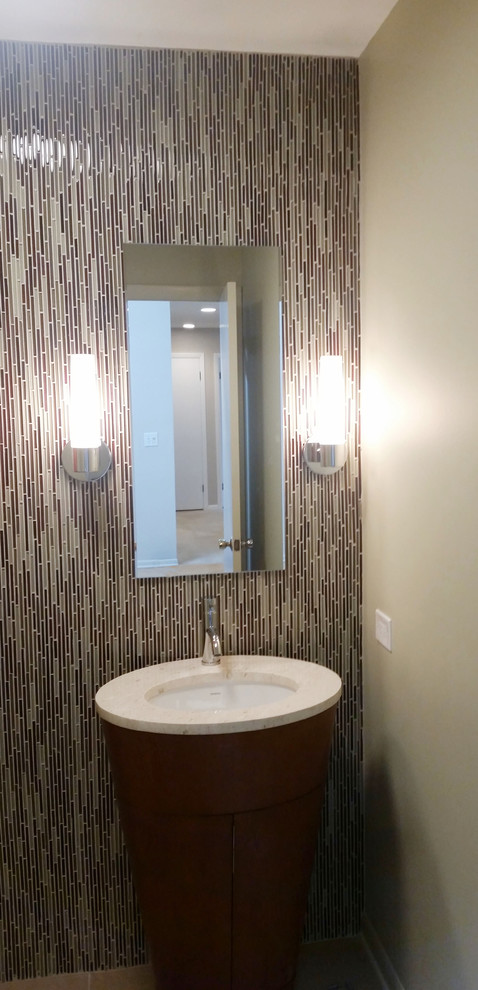 Idée de décoration pour un petit WC et toilettes design en bois brun avec un carrelage multicolore, un carrelage en pâte de verre, un mur vert, un sol en carrelage de porcelaine, un lavabo encastré, un plan de toilette en marbre et un sol beige.