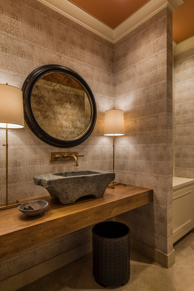 Idée de décoration pour un petit WC et toilettes tradition avec un mur gris, une vasque, un plan de toilette en bois, un plan de toilette marron et un sol gris.