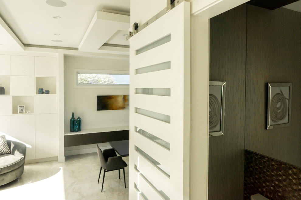 Mittelgroße Moderne Gästetoilette mit brauner Wandfarbe und Porzellan-Bodenfliesen in Vancouver