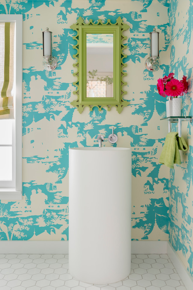 Свежая идея для дизайна: туалет в современном стиле с синими стенами, полом из мозаичной плитки, раковиной с пьедесталом и белым полом - отличное фото интерьера
