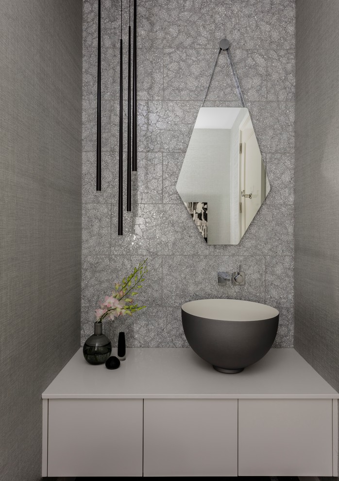 Idéer för att renovera ett litet funkis toalett, med släta luckor, grå skåp, grå kakel, glaskakel, grå väggar och ett fristående handfat