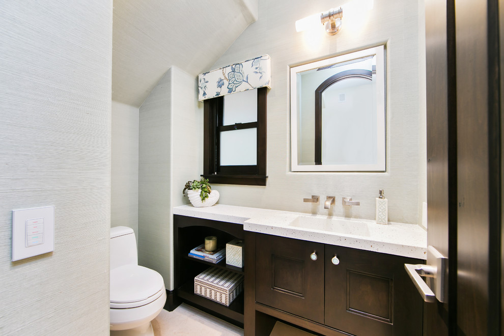 Kleine Maritime Gästetoilette mit Schrankfronten im Shaker-Stil, dunklen Holzschränken, Toilette mit Aufsatzspülkasten, grüner Wandfarbe, Travertin und integriertem Waschbecken in Orange County