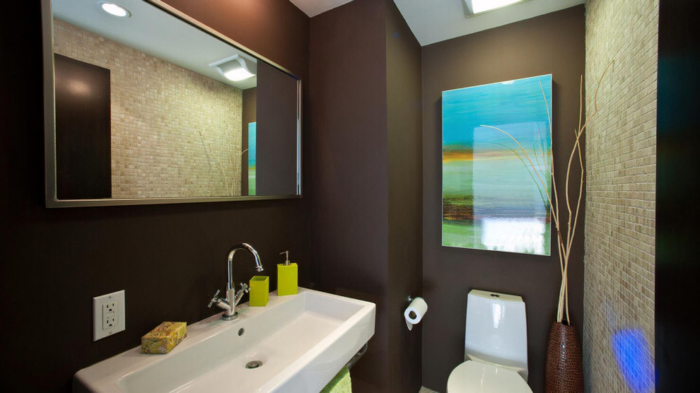 Свежая идея для дизайна: туалет среднего размера в современном стиле с унитазом-моноблоком, бежевой плиткой, плиткой из травертина, коричневыми стенами, темным паркетным полом, раковиной с пьедесталом и коричневым полом - отличное фото интерьера