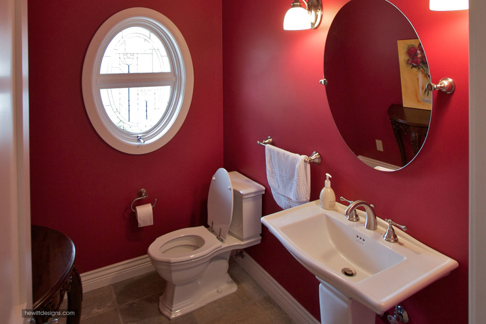 バンクーバーにあるトラディショナルスタイルのおしゃれなトイレ・洗面所の写真