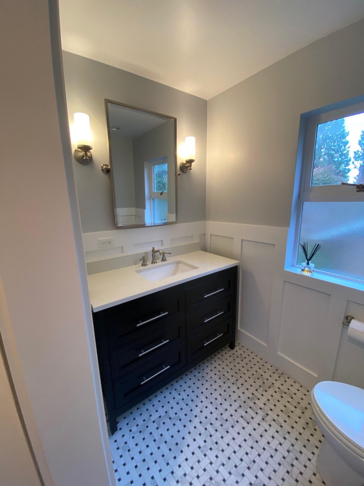 Inspiration för ett litet amerikanskt vit vitt toalett, med luckor med upphöjd panel, svarta skåp, en toalettstol med separat cisternkåpa, blå väggar, klinkergolv i porslin, ett undermonterad handfat, bänkskiva i kvarts och grått golv