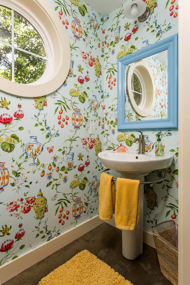 Exemple d'un petit WC et toilettes bord de mer avec WC à poser, un mur bleu, sol en béton ciré et un lavabo de ferme.