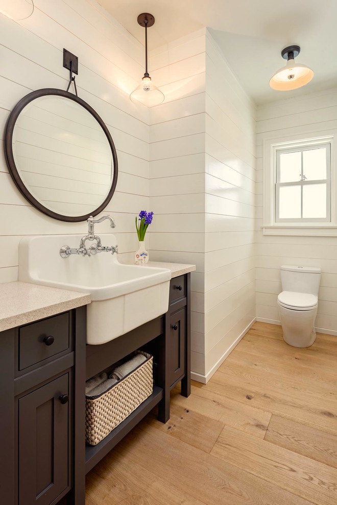 Exemple d'un WC et toilettes nature de taille moyenne avec un placard à porte shaker, des portes de placard grises, un mur blanc, parquet clair, un plan de toilette en quartz, un sol marron, un lavabo suspendu et un plan de toilette beige.