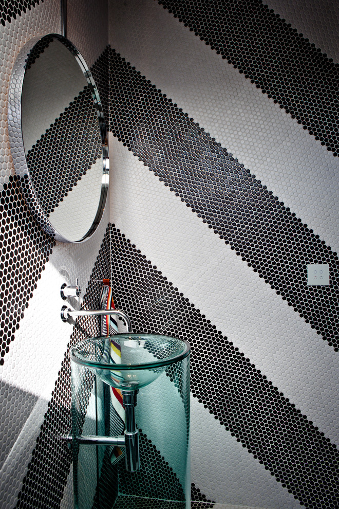 Idee per un bagno di servizio design con pistrelle in bianco e nero, piastrelle a mosaico e lavabo a consolle