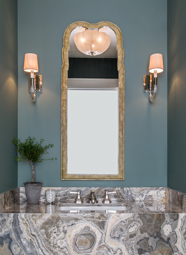 デンバーにあるトラディショナルスタイルのおしゃれなトイレ・洗面所 (青い壁、アンダーカウンター洗面器、マルチカラーの洗面カウンター) の写真