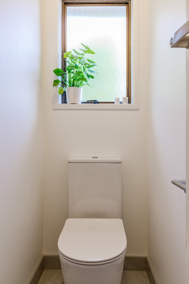 This is an example of a contemporary cloakroom in Auckland.