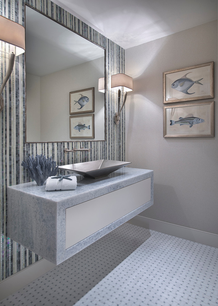 Imagen de aseo costero con lavabo sobreencimera, encimera de mármol, baldosas y/o azulejos multicolor, paredes grises y encimeras azules
