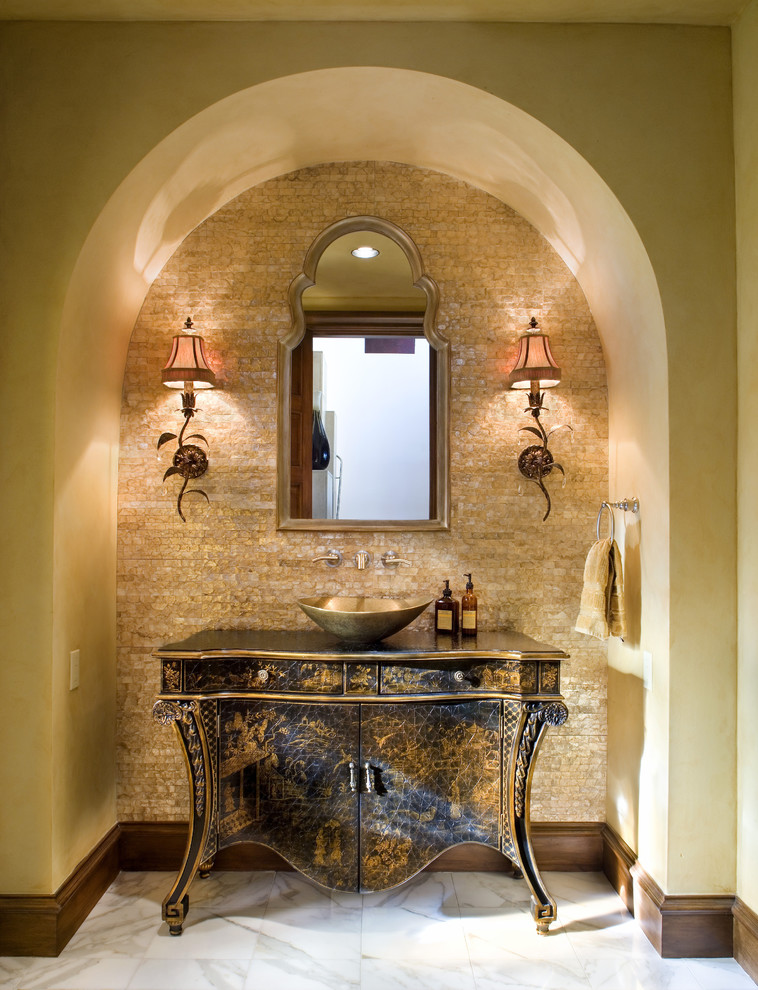 Пример оригинального дизайна: туалет в средиземноморском стиле