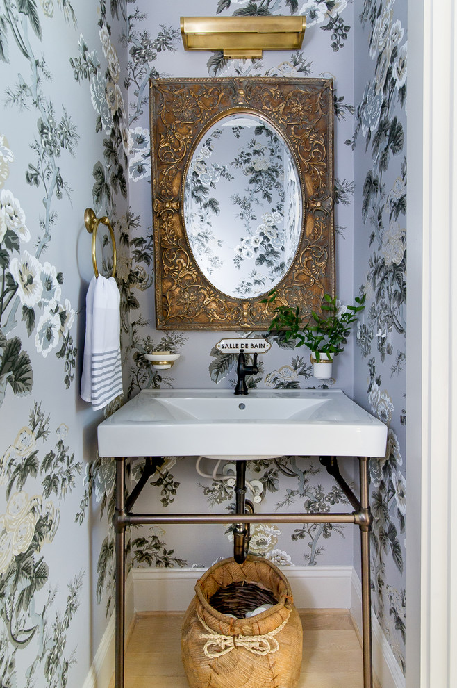 Ejemplo de aseo clásico con paredes multicolor, suelo de madera clara, lavabo tipo consola y suelo beige