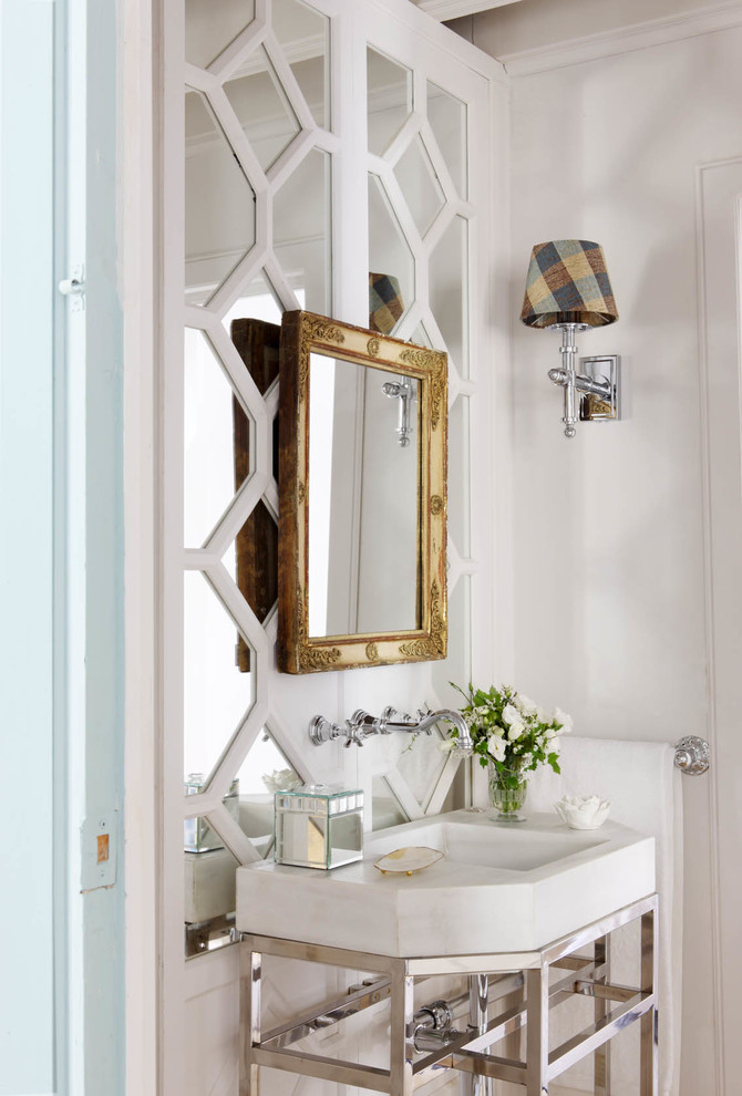 Пример оригинального дизайна: туалет среднего размера в классическом стиле с консольной раковиной, белыми стенами и мраморной столешницей