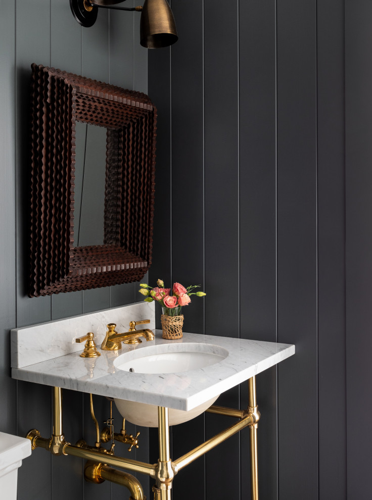 Diseño de aseo tradicional con paredes grises, lavabo bajoencimera, encimeras blancas y machihembrado