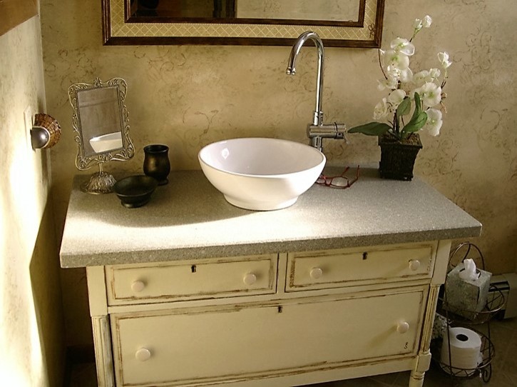 Mittelgroße Shabby-Chic Gästetoilette mit weißen Schränken, verzierten Schränken, beiger Wandfarbe, Keramikboden, Aufsatzwaschbecken, Laminat-Waschtisch und beigem Boden in Sonstige