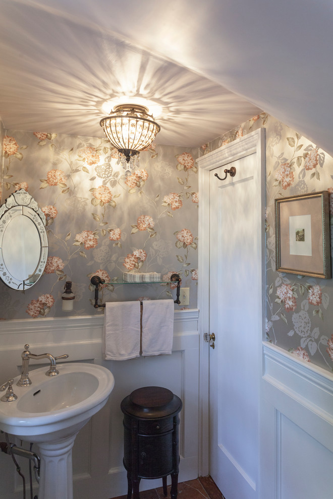 Immagine di un piccolo bagno di servizio shabby-chic style con lavabo a colonna, pareti multicolore e pavimento in marmo