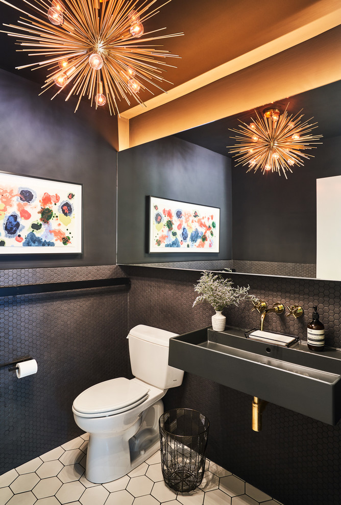 Modelo de aseo contemporáneo con baldosas y/o azulejos negros, baldosas y/o azulejos en mosaico, paredes negras, lavabo suspendido y suelo blanco